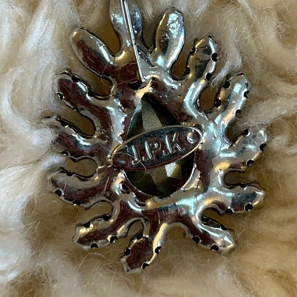 Green gemstone  clip on earrings - Picture 7 of 7